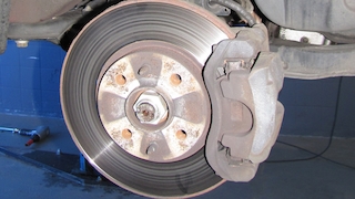 Bremsscheiben und Bremsbeläge wechseln