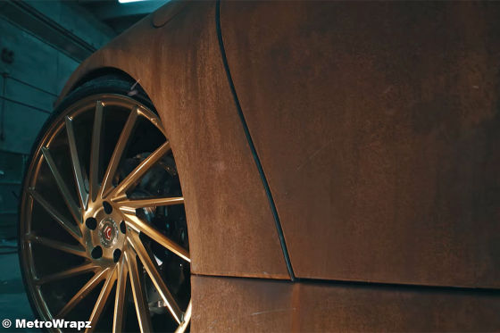 i8 im Schrottplatz-Outfit