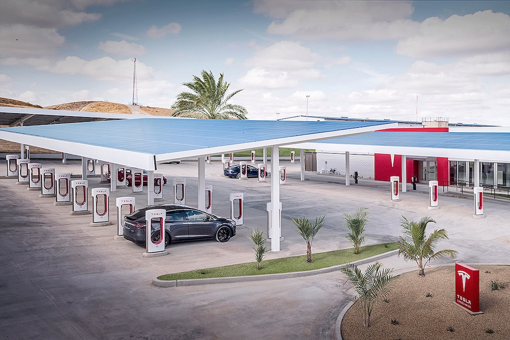 Tesla Model S Supercharger