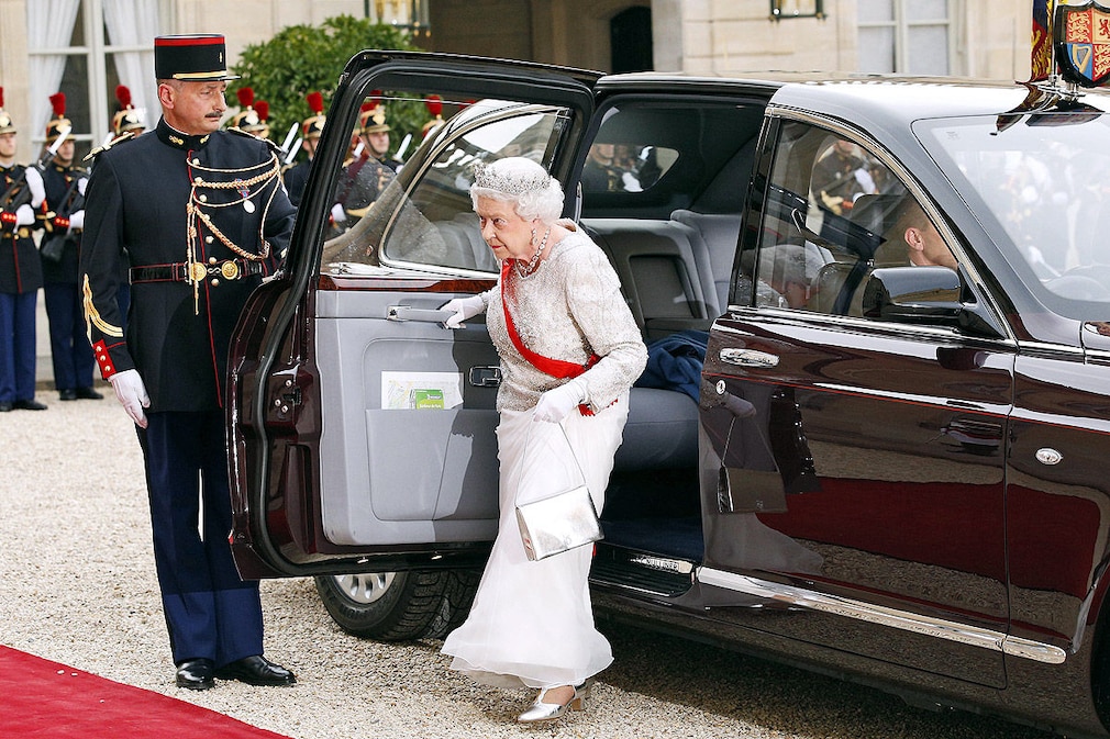 Britain's Queen Elizabeth II exits her car as she arrives at the Elysee Palace in Paris, France, 06 June 2014