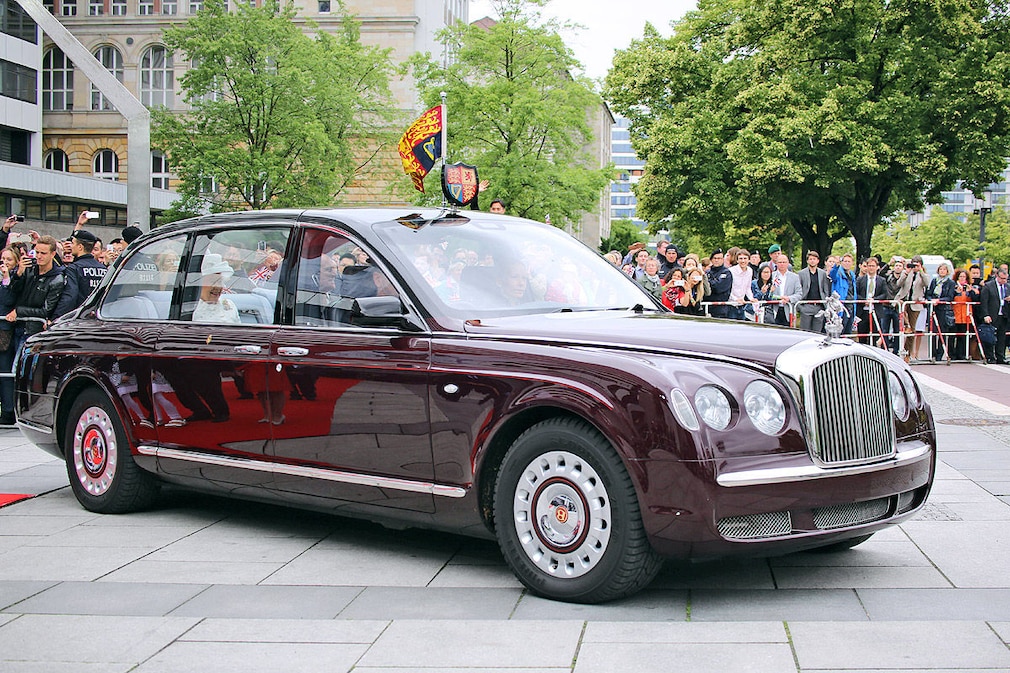 Königin Elizabeth II. in ihrem Bentley   auf dem Weg  zum Hotel Adlon Berlin