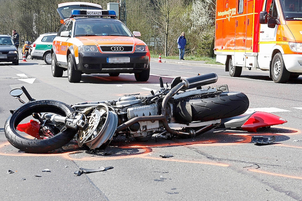 Unfall mit Motorrad und Auto