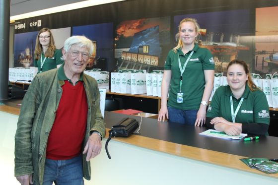 Check unterm grünen Baldachin