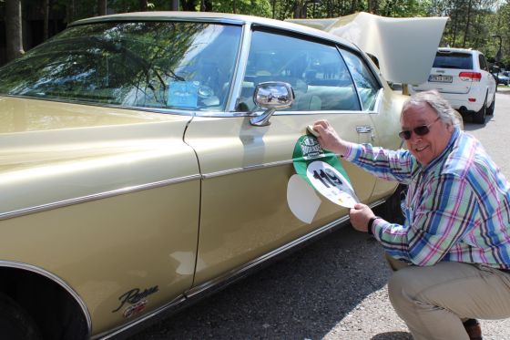 Check unterm grünen Baldachin