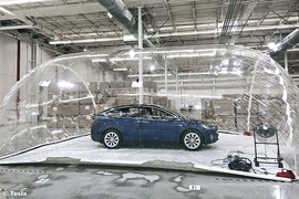 Tesla Model X: Bioweapon Defense Mode im Test