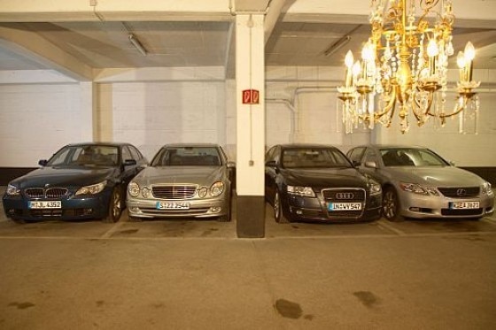 Vier Oberklasse-Limousinen mit V8