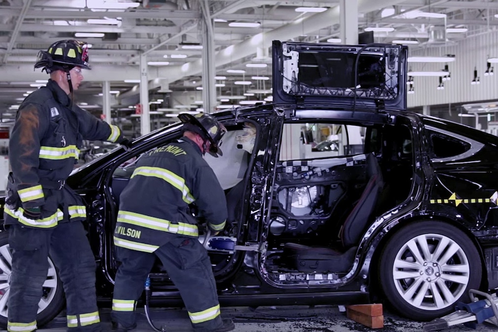 Tesla Model X Training für Unfallbergung