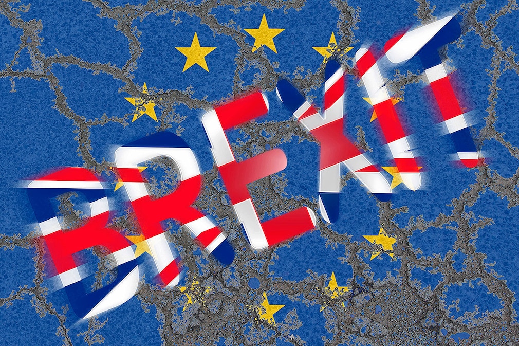 Großbritannien Brexit EU Europäische Union erodierende Flagge der EU  
