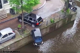 Porsche Cayenne fährt Smart in den Kanal