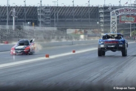 Dragrace: Funny Car gegen Trophy Truck