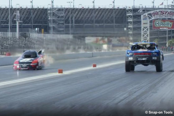 Dragrace: Funny Car gegen Trophy Truck