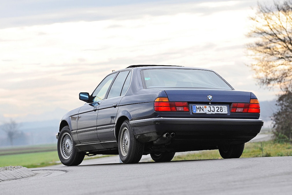 BMW 730i (E32)