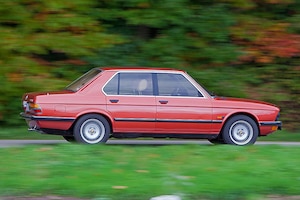 Der BMW 5er (2.815 Euro) mit dem Code E28 (1981-1987, erstmals auch als M5) oder als E34 (1987-1995, auch als Kombi „Touring“ oder mit Allradantrieb). Der Allradantrieb und die Option, den M5 auch als Touring zu ordern, verschwanden mit dem E39 (1995-2003