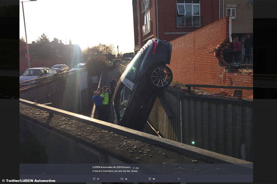 Porsche Targa parkt senkrecht