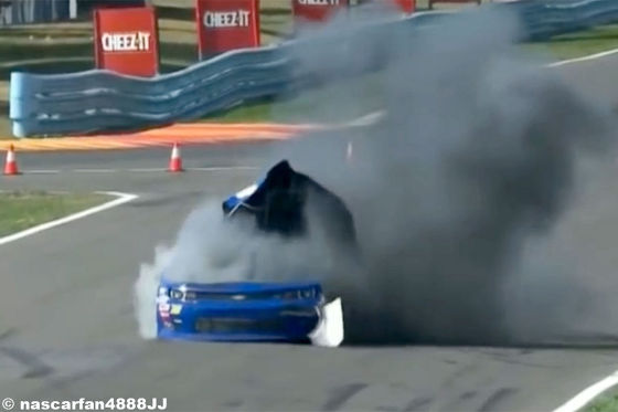 Video: NASCAR-Auto explodiert