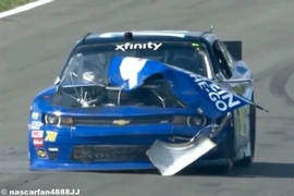 NASCAR-Auto explodiert