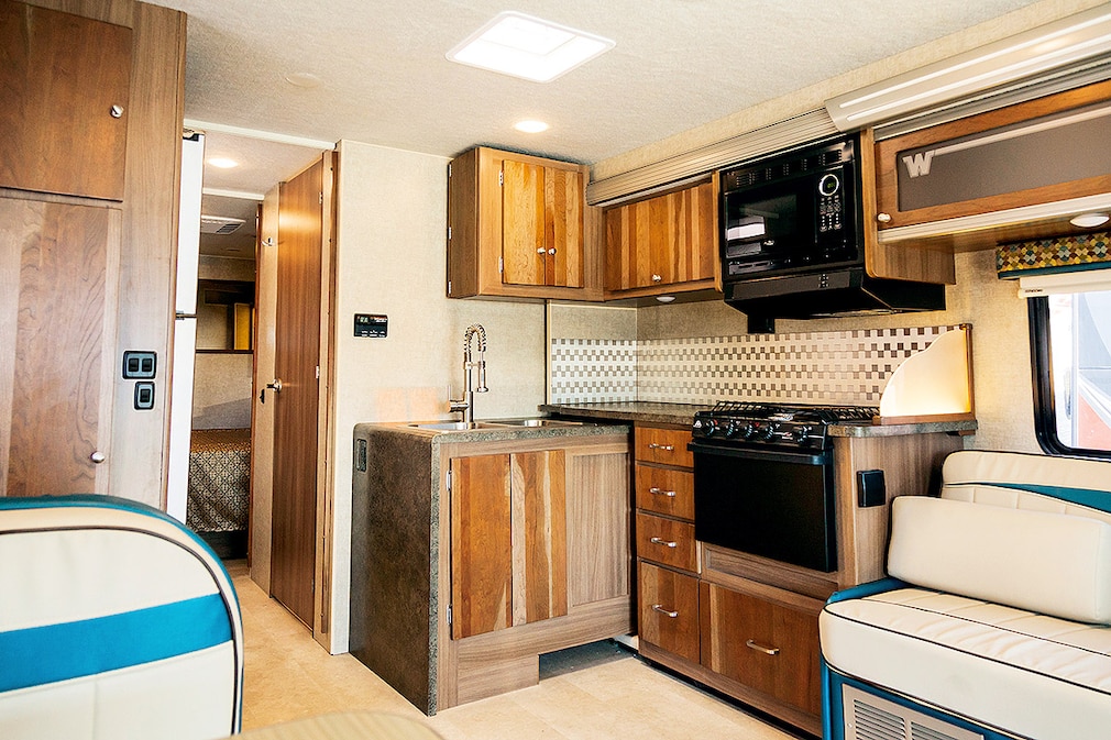 Winnebago Brave 31C