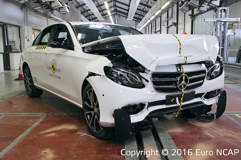 Mercedes-Benz E-Klasse: Euro NCAP Crashtest 2016