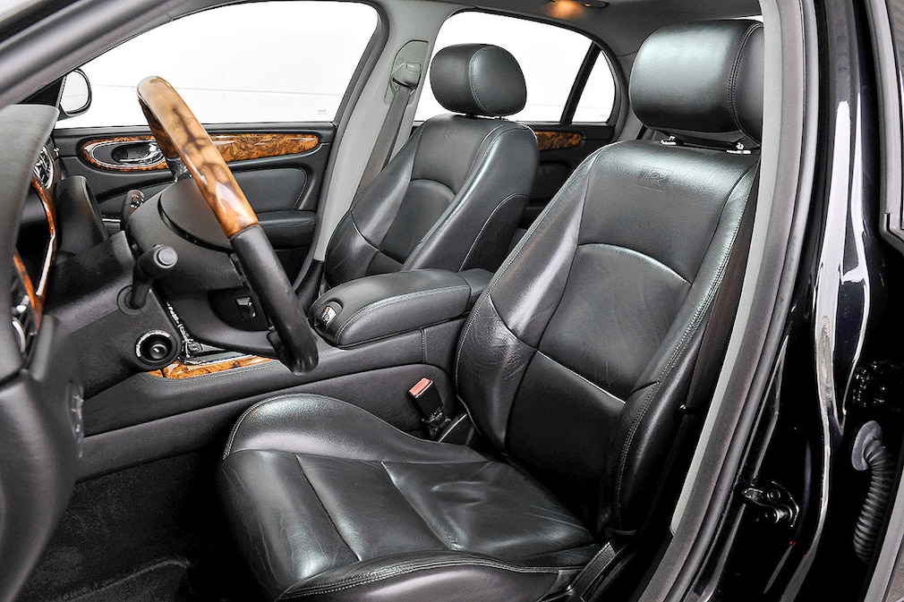 Jaguar XJR