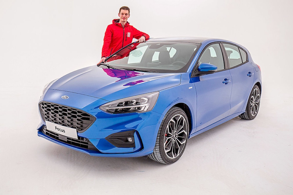 PKW Motorhaube öffnen und schließen Ford Focus Eco Boost Anleitung 