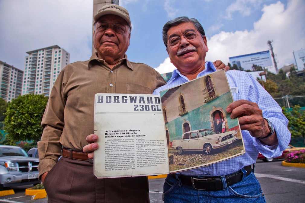Miguel Vazquez und sein Chauffeur mit einem Borgward 230 GL Prospekt
