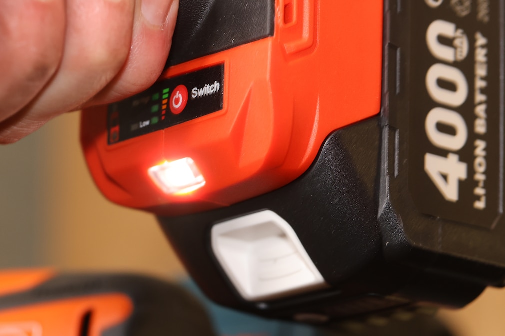 Nahaufnahme der LED Beleuchtung eines Akku Schlagschraubers.