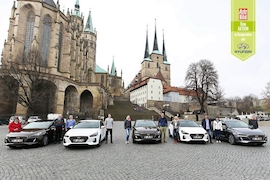 Leser vor dem Erfurter Dom
