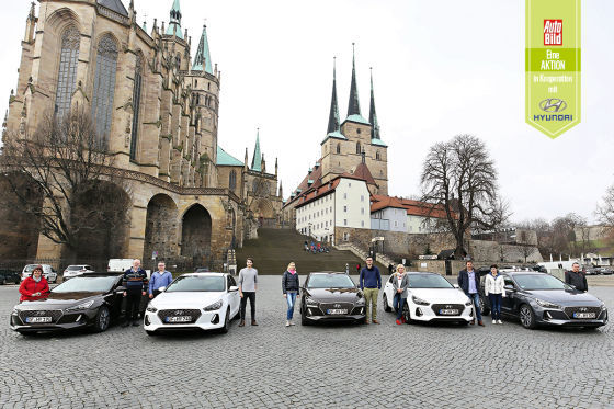 Leser vor dem Erfurter Dom