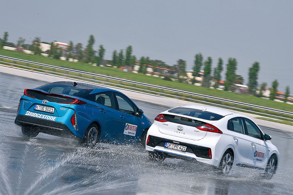 Toyota Prius Hyundai Ioniq