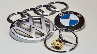 Logos AUDI, Volkswagen, BMW, Mercedes Benz und Porsche.