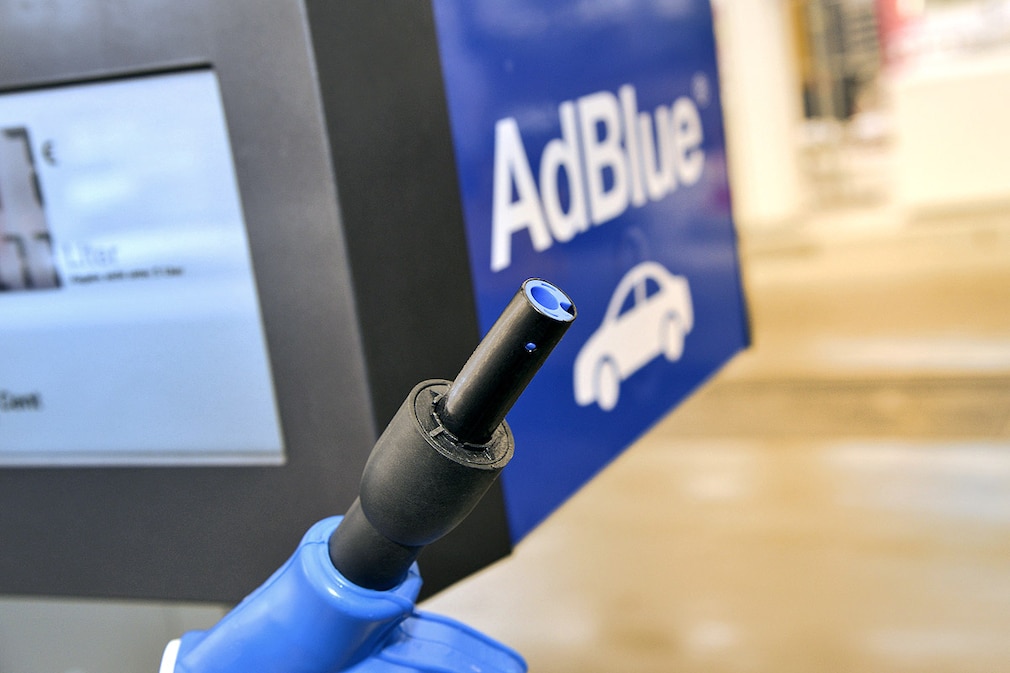 TOTAL und BMW starten Feldtest zu innovativer AdBlue®-Tanktechnik für saubere Dieselfahrzeuge