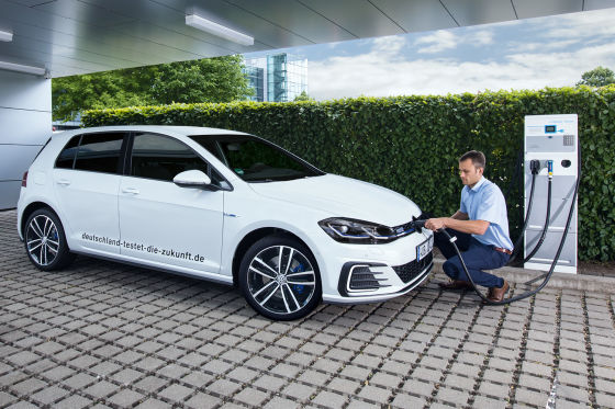 Golf GTE: Kraftstoffverbrauch in l / 100 km: kombiniert 1,8 – 1,6; Stromverbrauch in kWh / 100 km: kombiniert 12,0 – 11,4; CO2-Emissionen in g / km: kombiniert 40 – 36 • Abbildung zeigt Sonderausstattung gegen Mehrpreis
