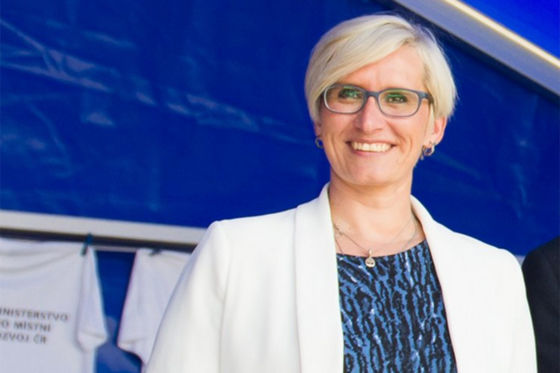Video: Rossi schubst tschechische Ministerin