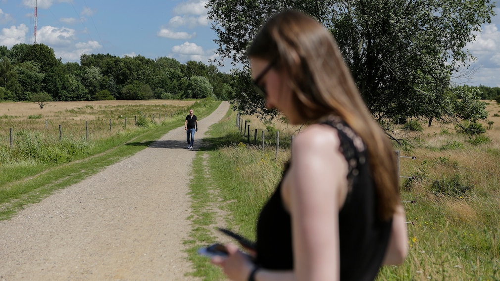 Testsituation: eine Person trackt per Smartphone die Bewegung und Entfernung einer zweiten Person.