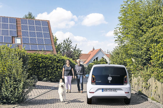 Bianca und Ingo Kavemann fuhren im Rahmen der Aktion „Deutschland testet die Zukunft“ ein e-Fahrzeug von Volkswagen im Alltag