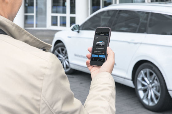 Ich bin viel unterwegs. Praktisch, dass es da die bequeme App gibt. So finde ich ganz einfach per Knopfdruck die nächste Ladestation. Mit der Charge&Fuel-App über das Smartphone war das kein Problem.
