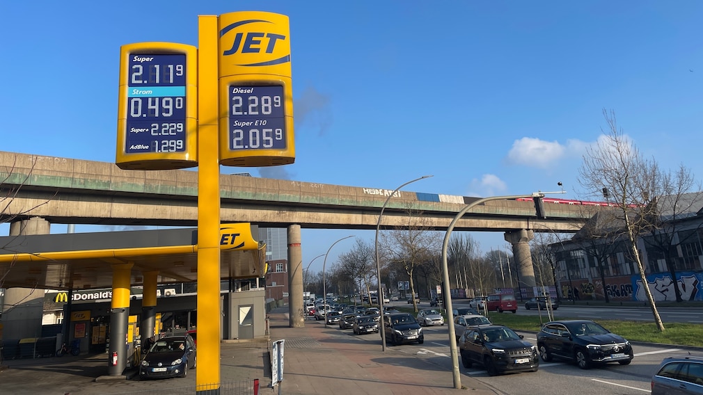 Bei einigen JET-Tankstellen wird der Ladestrompreis an der Preistafel angezeigt
