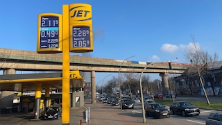 Energiekostenvergleich an einer Tankstellentür