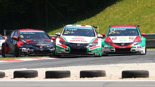 Video: Bizarrer Unfall in der WTCC
