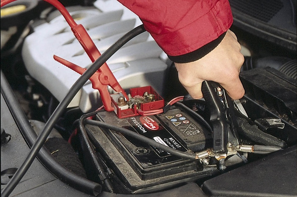 Bei modernen Autos: Starthilfe: Anschlusspunkte der Batterie beachten