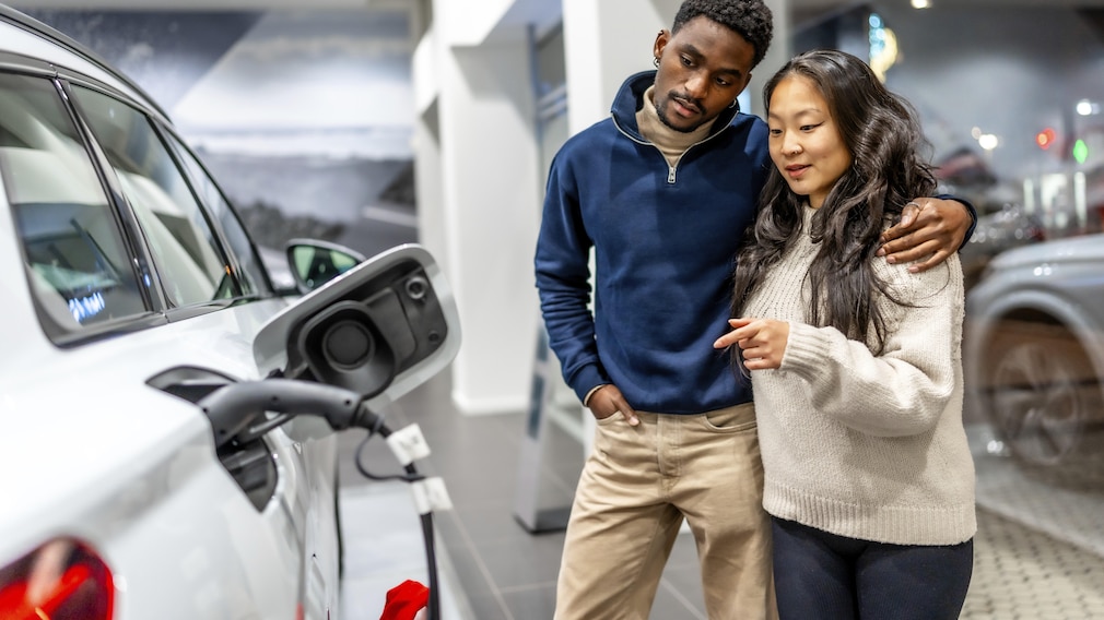 Elektroauto kaufen - Autokauf Verkaufshalle