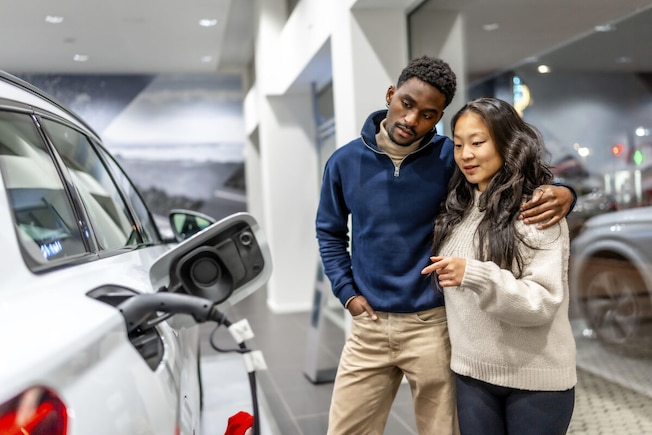 Elektroauto kaufen - Autokauf Verkaufshalle