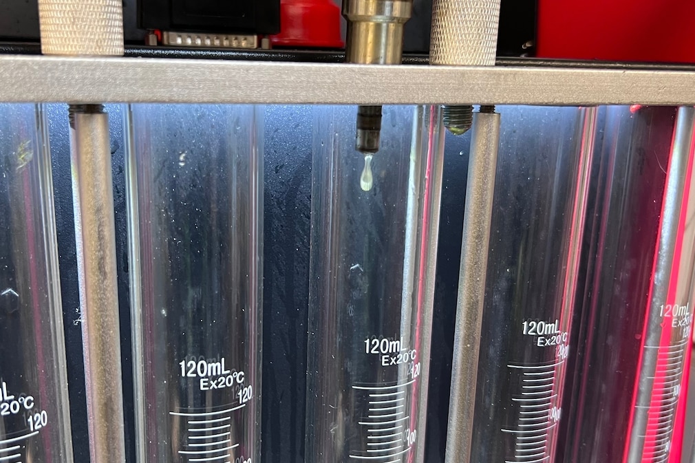 Einspritzdüsen auf dem Prüfstand (Nachtropfender Injektor)