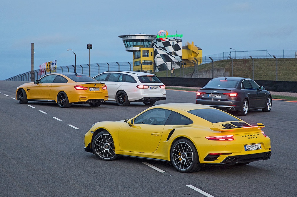 Vier Sportler im Fahrdynamik-Test