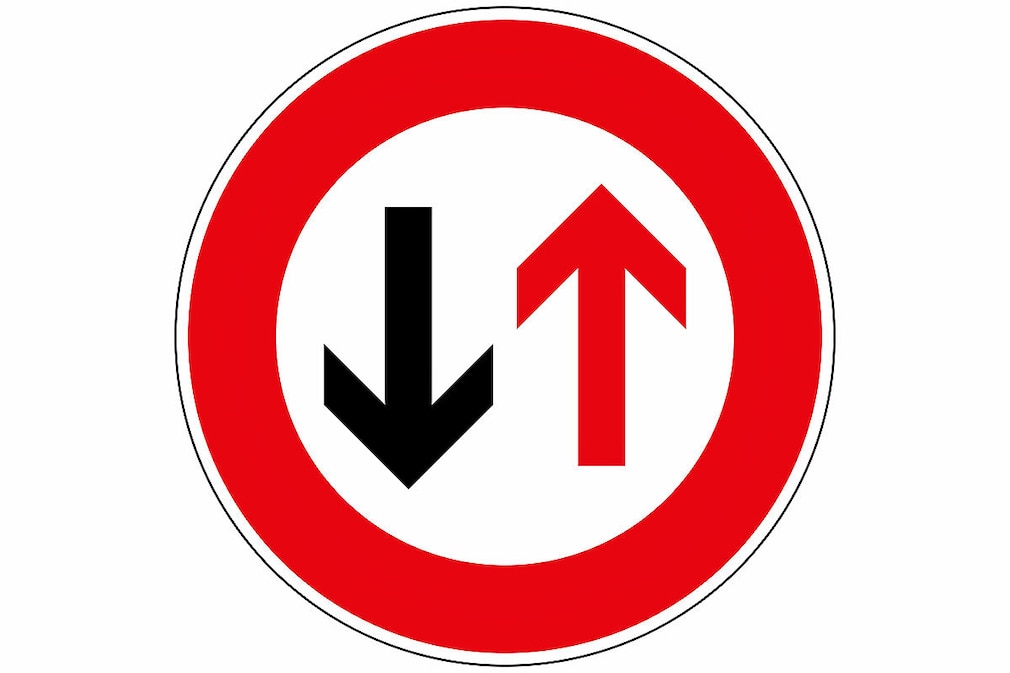 Wie verhalten Sie sich bei diesem Verkehrszeichen?