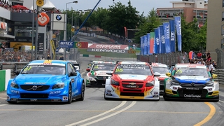 Video: Bizarrer Unfall in der WTCC