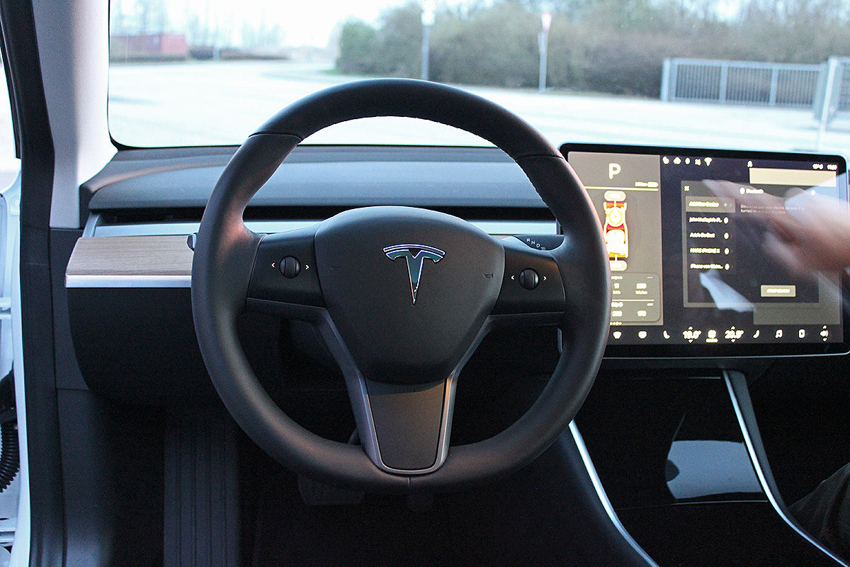 Erster Härtetest: Was kann das Tesla Model 3? - AUTO BILD