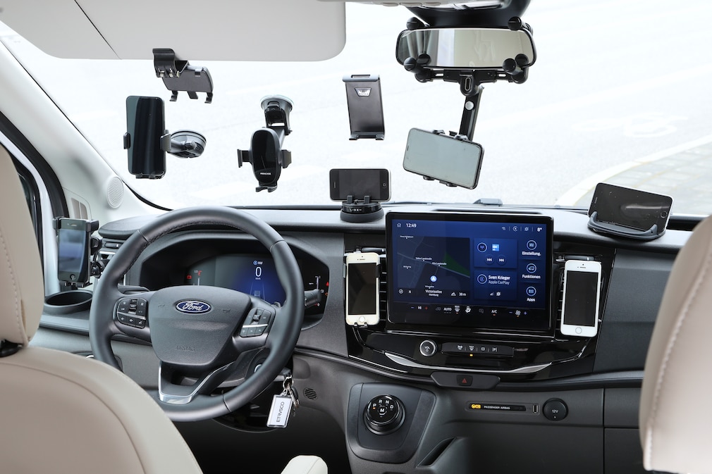 Ansicht eines Cockpits mit diversen Handyhalterungen an Frontscheibe, Lüftungsgittern und Innenspiegel