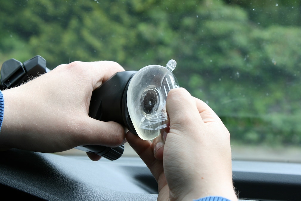 Nahaufnahme des Saugnapfes einer Handyhalterung im Cockpit