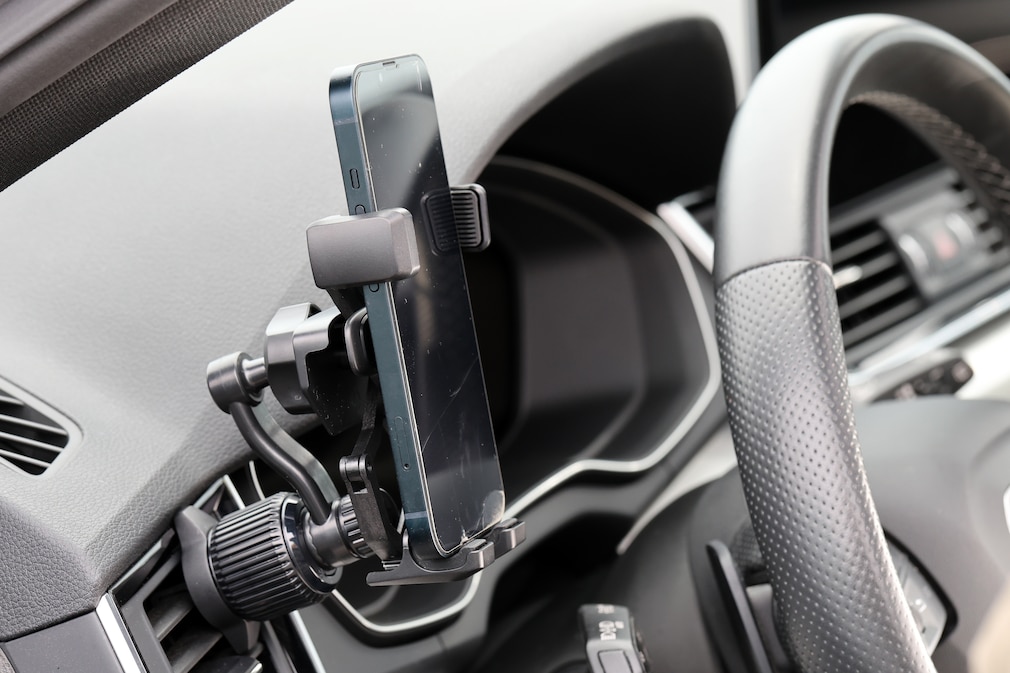 Seitenansicht einer Handyhalterung, befestigt an einer Lüftungsdüse im Cockpit